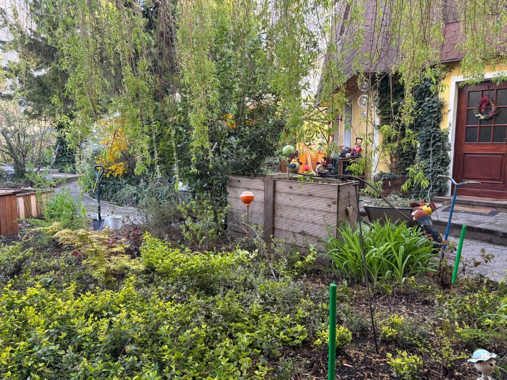 Übersicht über den naturnahen Therapie-Garten in 2442 Unterwaltersdorf