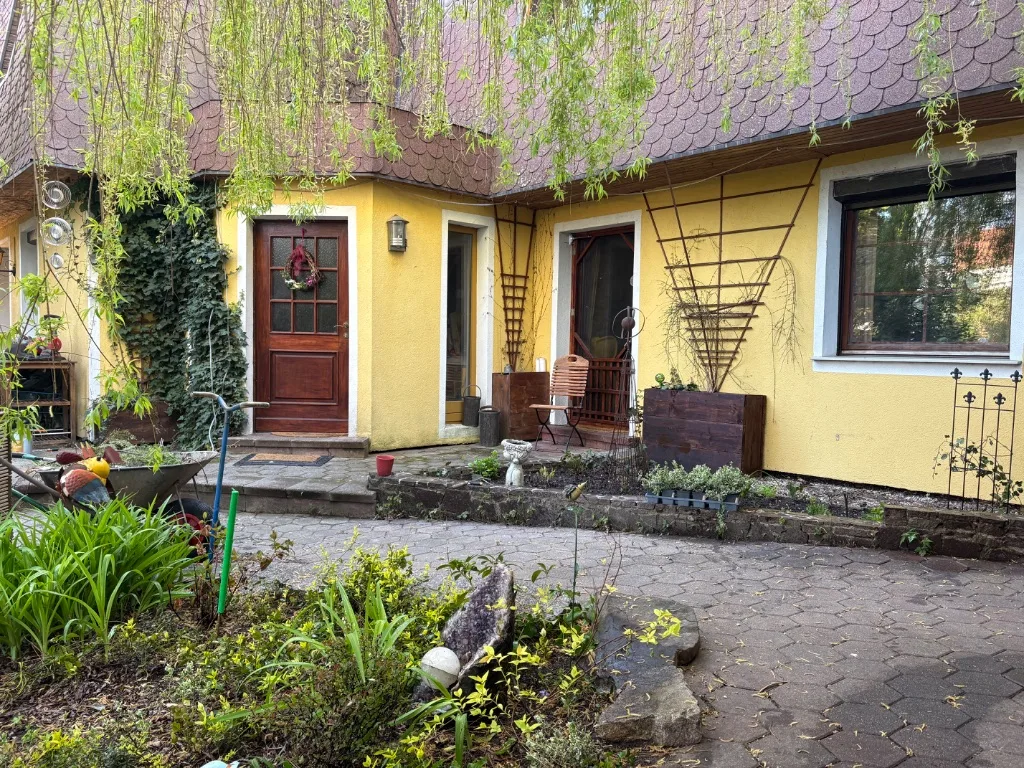 Eingangsbereich der Praxis Thomas Laggner in 2442 Unterwaltersdorf, Wiener Straße 17/2