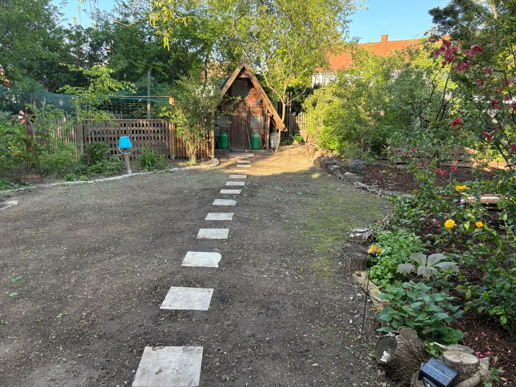 Hühnerhaus im Therapie-Garten Thomas Laggner – beliebt bei Kindern in der Therapie