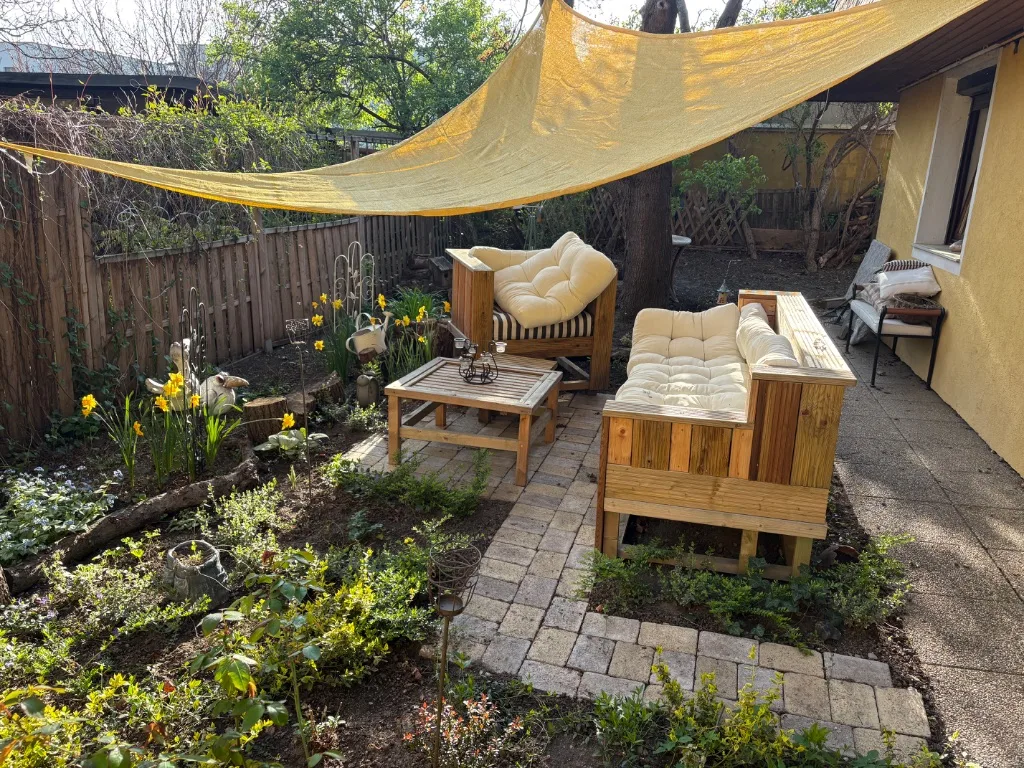 Therapie-Garten Thomas Laggner – Holz-Lounge mit gelbem Sonnensegel, Übersicht