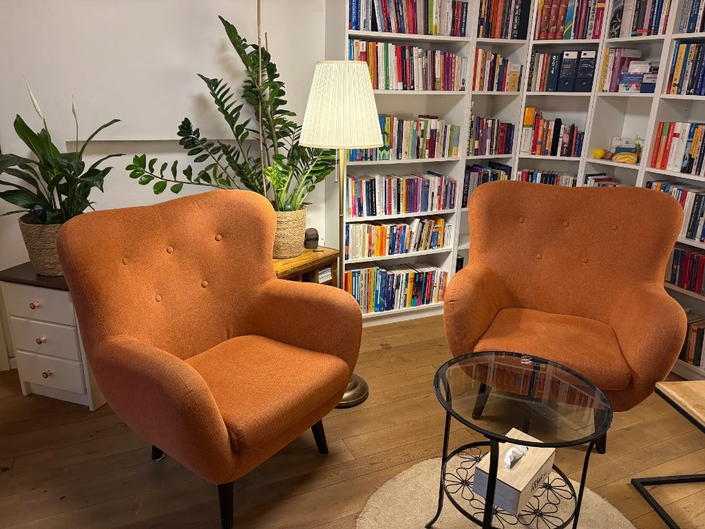 Sitz-Insel in Orangetönen im Praxisraum Thomas Laggner, 2442 Unterwaltersdorf
